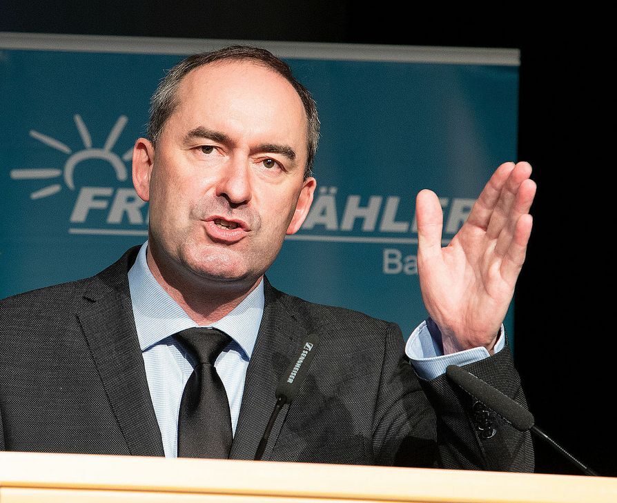 Die Affäre um ein antisemitisches Flugblatt sowie Rassismus-Vorwürfe aus der Jugendzeit von Bayerns Wirtschaftsminister Hubert Aiwanger schlägt hohe Wellen.