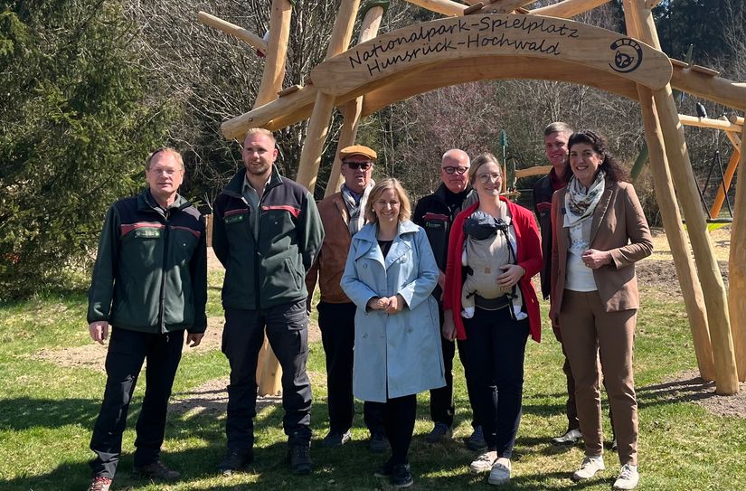 Umweltministerin Katrin Eder war kürzlich am Erbeskopf. Sie traf sich zum Austausch mit der Lenkungsgruppe der Kommunalen Nationalparkversammlung, im Anschluss feierte sie mit dem Nationalpark-Gremium und der -Verwaltung das Richtfest für den neuen Natur- und Abenteuerspielplatz am Nationalpark-Tor Erbeskopf.