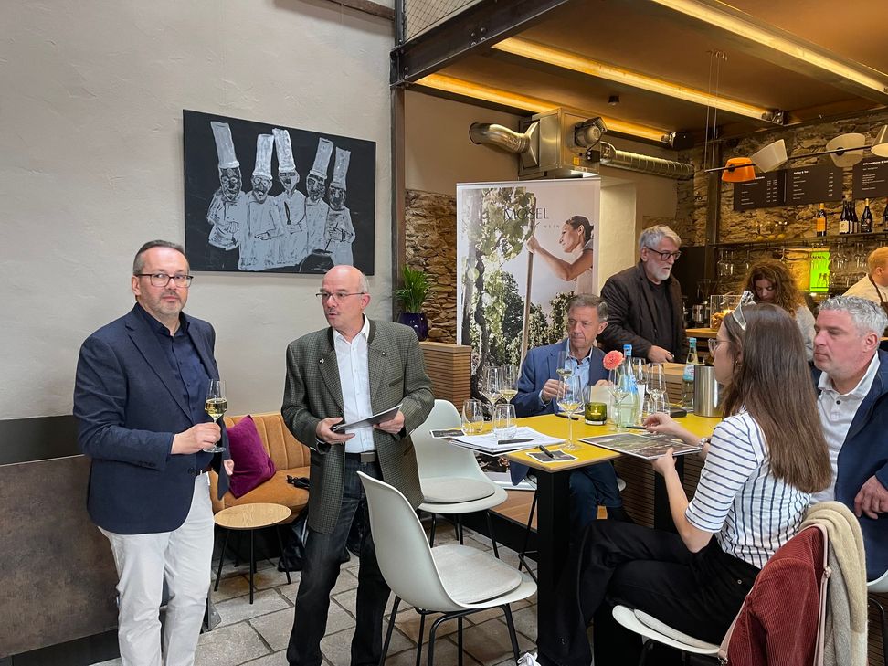 Ansgar Schmitz, Geschäftsführer des Moselwein e.V., Geschäftsführer Henning Seibert, Weinbaupräsident Walter Clüsserath , der stellvertretende Vorsitzende Thomas Walter sowie Mosel-Weinkönigin Teresa Oster.