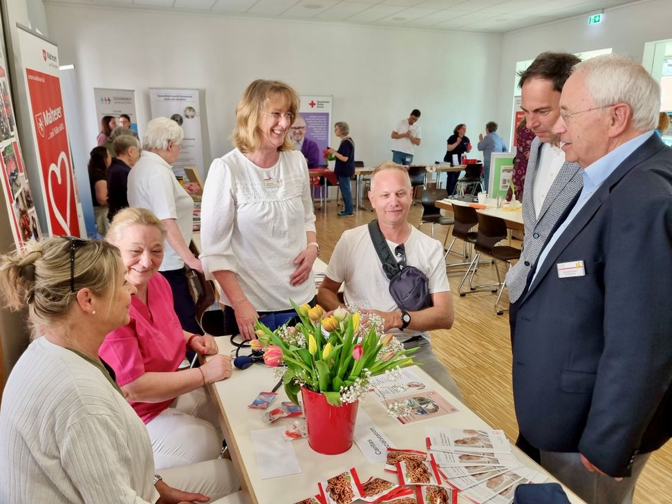 Der Seniorenbeauftragte Hermann Hurth und Bürgermeister Guido Wacht am Infostand der Caritas.
