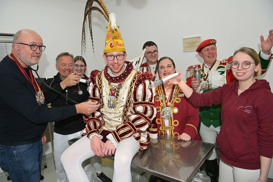 Der Mayener Prinz Peter IV. wurde vor dem Auftakt des Straßenkarnevals in der »Tierklinik Schneichel« auf »Herz und Nieren untersucht«.