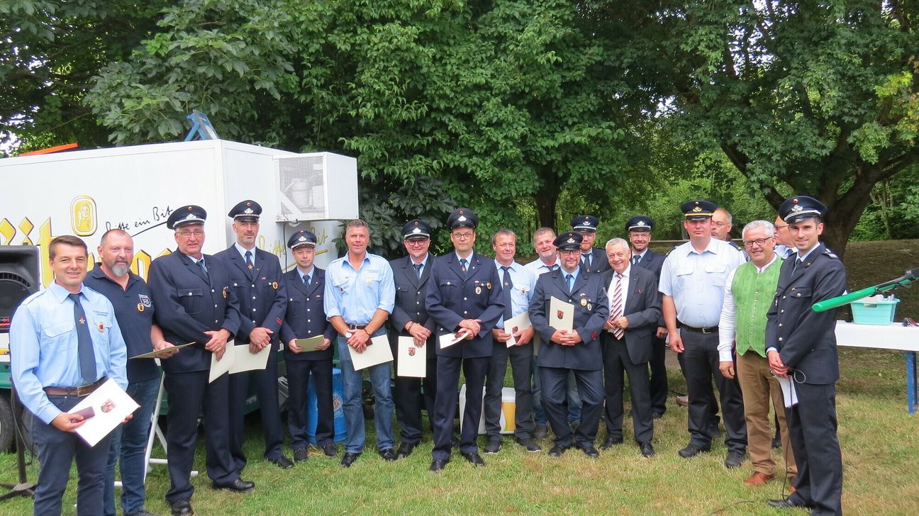 Für ihr langjähriges Ehrenamt wurden 18 Feuerwehrmänner mit dem Goldenen Feuerwehr-Ehrenzeichen ausgezeichnet.