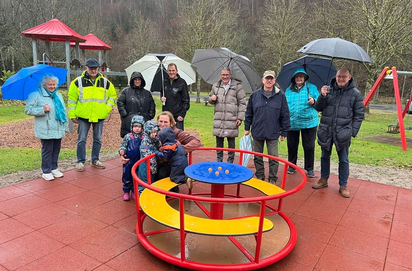 Vom Wetter her gesehen konnte der Start kaum schlechter sein. Und doch wurde das neue Drehkarussell am Erkensruhrer Dorfplatz schon rege genutzt - zur Freude von Gemeinde, Bürgerverein und Rursee-Marathon e.V.