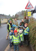 Gemeinsam mit den Kindern befestigte Ortsvorsteher Dieter Pütz das neue Hinweisschild.