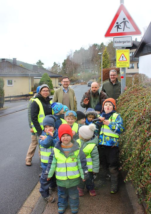 Gemeinsam mit den Kindern befestigte Ortsvorsteher Dieter Pütz das neue Hinweisschild.