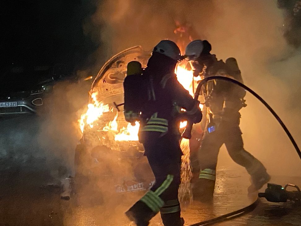 Durch den schnellen Einsatz der Feuerwehr konnte ein Übergreifen der Flammen auf andere Autos verhindert werden.