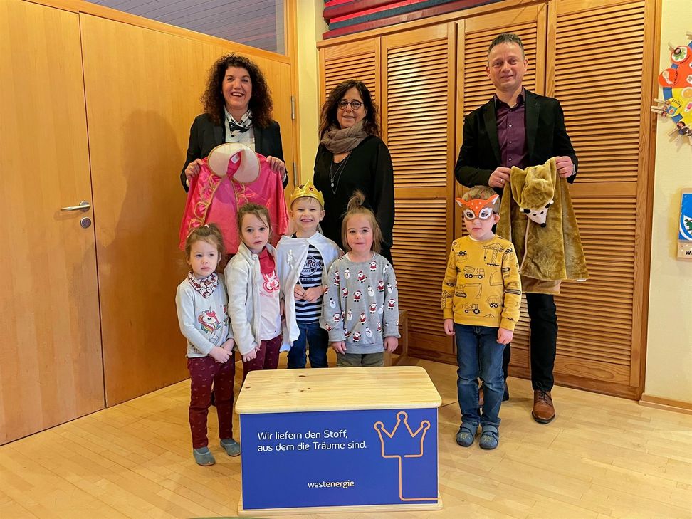 Kita Zwergenstübchen in Heidenburh (v.l.): Bürgermeisterin Vera Höfner, die Leitung der Kita Ute Nau sowie Marco Felten (Westenergie).