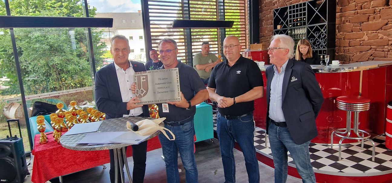 Gratulation und Ehrung des ACW durch Bürgermeister Joachim Rodenkirch anlässlich des 75. Vereinsjubiläum