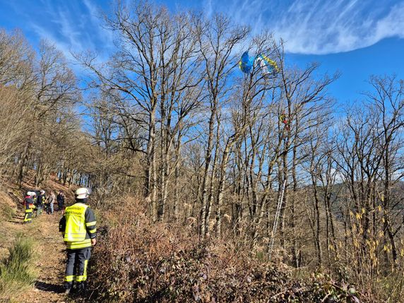 In Hönningen war in unmittelbarer Nähe der Start- und Landebahn für Gleitschirmflieger ein Pilot in einem Baum geraten und wurde von der Absturzsicherungseinheit der Freiwilligen Feuerwehr der VG Altenahr glücklicherweise unverletzt aus seiner misslichen