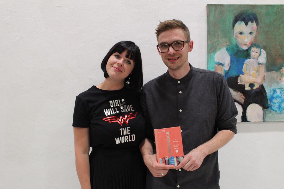 Buchblogger Florian Valerius und Ko-Autorin Mareike Fallwickl bei der Vorstellung ihres Erstlingswerkes  „Leseglück - 99 Bücher, die gute Laune machen“ in der Trierer Kunstakademie. Foto: Freund