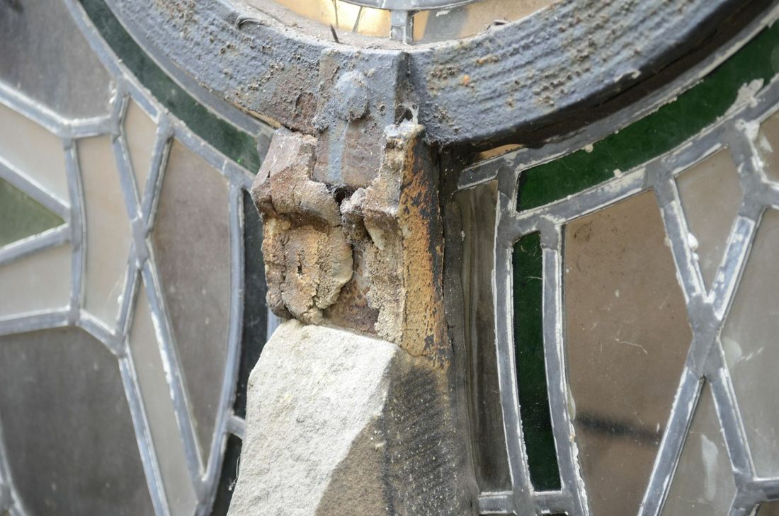 Die Schäden am Sandstein sind beträchtlich.