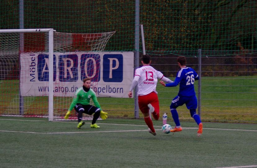 Tobias Jakobs (blaues Trikot) erzielte nach 10 Minuten aus spitzem Winkel die Karbacher 1:0-Führung. (Foto: Arno Boes)