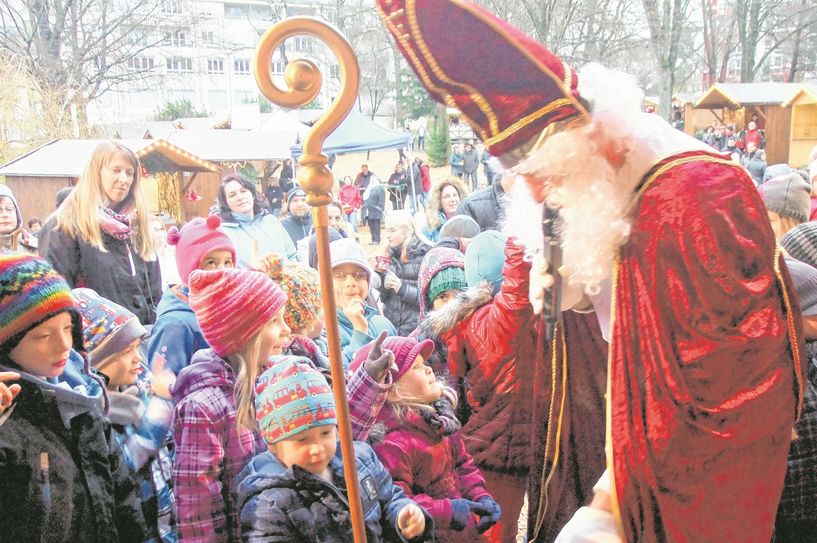 Der Nikolaus kommt auch in diesem Jahr wieder in den Stadtpark und hält für die Kinder Geschenke bereit.  Foto: Fischer