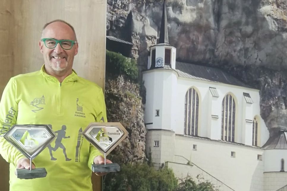 Für die Kurzstrecke des Felsenkirche-Treppenlaufs hat Rainer Hagner zwei neue Pokal kreiert.