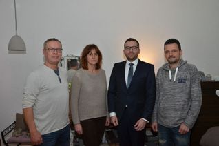 Keine Angst vor großen Namen: Der Zeller Anwalt Dr. Björn Müller (zweiter von rechts) von der Kanzlei "Wohlleben und Partner" klagt für die Eheleute Gippert und Sachs aus Bullay gegen Ryanair. Der Jurist sieht nach der "willkürlichen Absage" der Flüge gute Chancen, die Klage zu gewinnen.