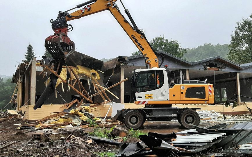 Die Flut in der Nacht zum 15. Juli hatte das Sötenicher Bürgerhaus so schwer beschädigt, dass es jetzt abgerissen werden musste. Foto: Reiner Züll