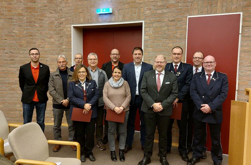 Stephan Cranen (v.r.) vergab die Heimatpreise der Gemeinde Hürtgenwald u.a. an die Volksmusikanten swoie das Trommler- und Pfeiferkorps aus Vossenack.