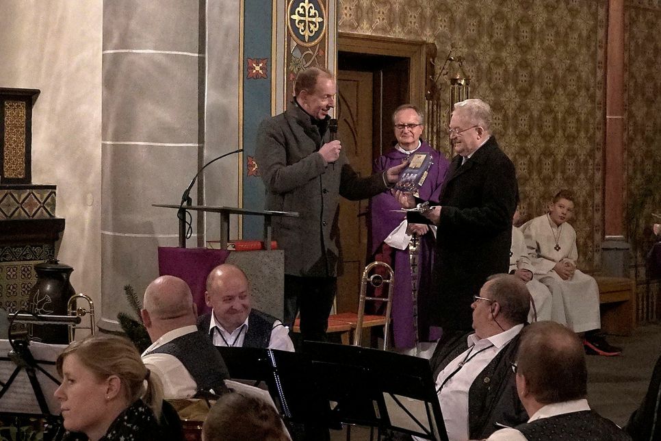 Dirk Lescher und Pater Andreas Pohl (von links) bedanken sich bei Wolfgang Fröschen im Namen der kirchlichen Gremien für seine Arbeit in den letzten vier Jahrzehnten.