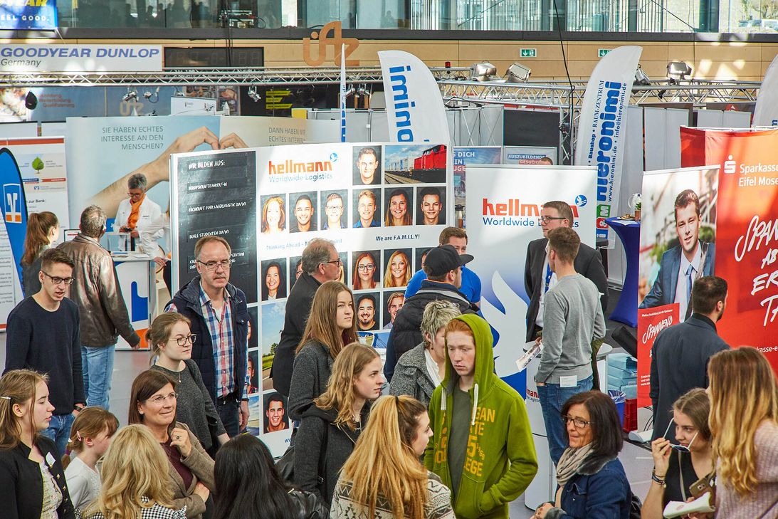 Das Angebot an Ausbildungsberufen ist groß und viele Unternehmen suchen dringend Nachwuchs! Der Wirtschaftskreis Bernkastel-Wittlich will Jugendliche und Betriebe zusammenführen und veranstaltet im März die Ausbildungsmesse im Eventum mit rd. 50 Unternehmen. Foto: Archiv Wirtschaftskreis Bernkastel-Wittlich