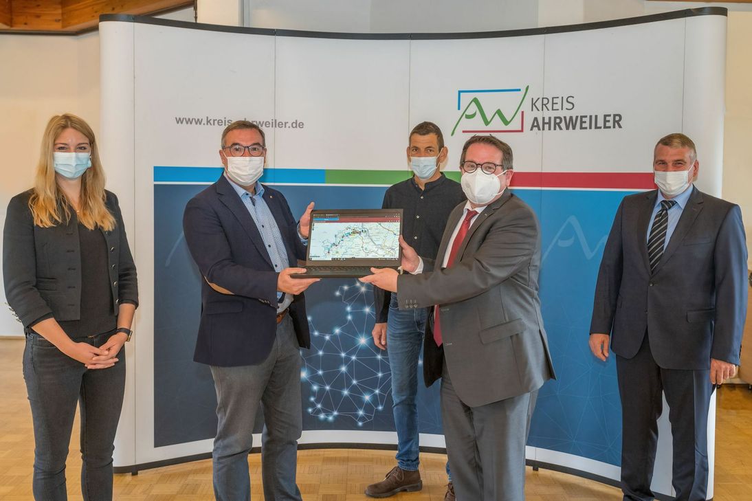 Der Erste Kreisbeigeordnete Horst Gies MdL (2. v. l.) nimmt symbolisch die digitale Lagekarte von Thomas Linnertz, Präsident der Aufsichts- und Dienstleistungsdirektion, (2. v. r.) entgegen. Mit dabei (v. l. n. r.): Alexandra Schüller, Aufsichts- und Dienstleistungsdirektion, Markus Schnitzius (Landesamt für Vermessung und Geobasisinformation) und Dr. Dietrich Schürer (Landesamt für Vermessung und Geobasisinformation). Foto: Bernhard Risse / Kreisverwaltung Ahrweiler