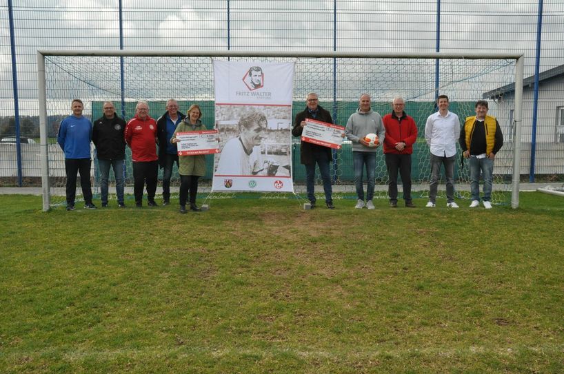 Volker Ackermann (4. v. r.), Initiator von "Fußball, Tradition und Inklusion im Sinne von Fritz Walter", und seine Mitstreiter konnten jeweils 6.320 Euro an Katja Wilbertz (5. v. l.) vom Hospizverein Mayen und Dieter Kerschsieper (5. v. r.) von der FVR-Stiftung "Fußball hilft" übergeben.