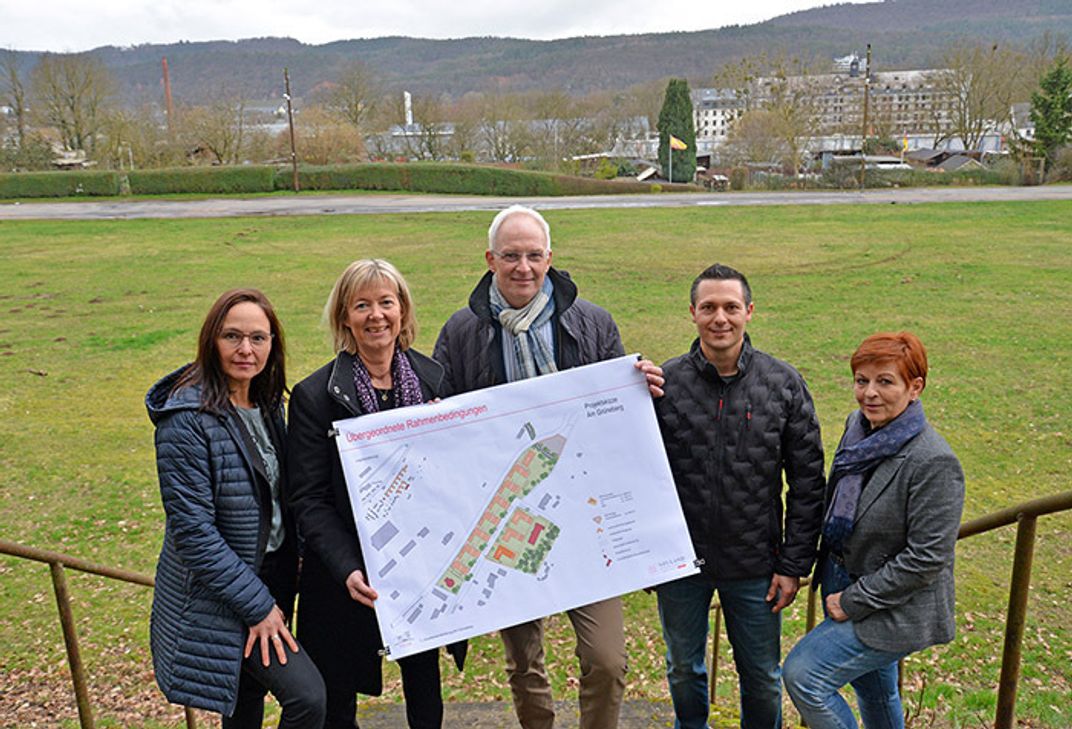 OB Wolfram Leibe (Mitte) und Ministerin Doris Ahnen (2. v. l.) stehen mit dem verantwortlichen Team aus dem Rathaus, bestehend aus Nadja Driessen (l.), Eric Krischel und Gabi Schmitt (r.), vor dem Areal am Grüneberg, auf dem Wohnungen enstehen sollen. Foto: Stadt Trier