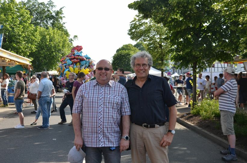 Nicht nur beim Simmerather Frühjahrsmarkt ist eine Menge los in Simmerath. Zahlreiche Events in vielen Orten der Nordeifel locken Besucher aus Nah und Fern an. Und doch muss man immer etwas Neues bieten, um die Bevölkerung vom Sofa zu reißen, finden Ben Steinborn (l.) und Lars Harmens. Ein neues Unterhaltungs-Event soll vielfältige Akteure in die Region bringen, die begeistern. Foto: T. Förster