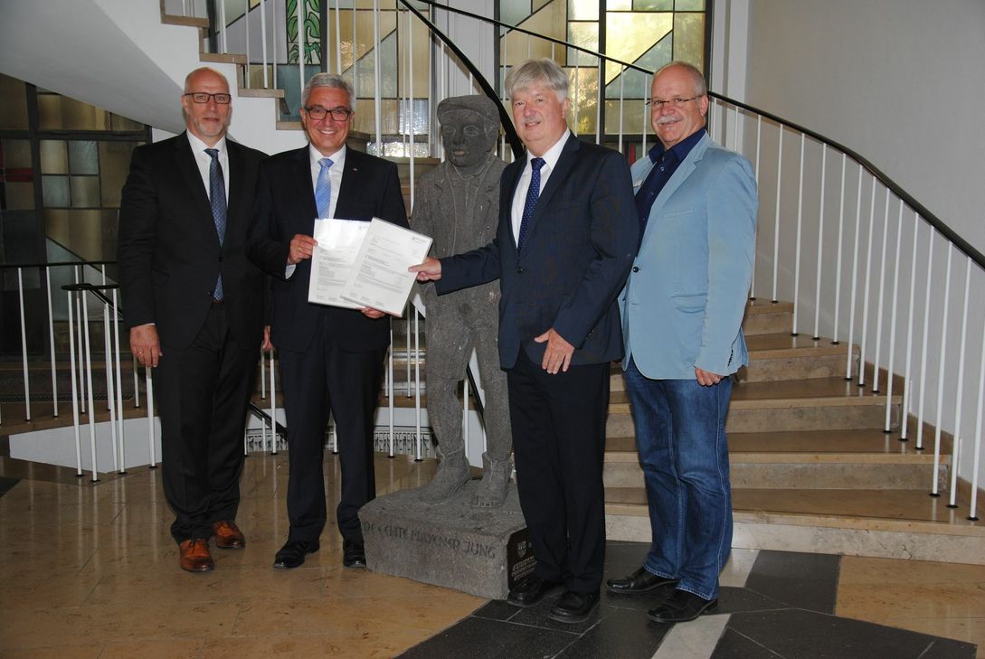 Innenminister Roger Lewentz (2. von links) überreichte Bürgermeister Rolf Schumacher (2. von rechts) die Bewilligungsbescheide im Beisein der beiden Fachbereichsleiter Uwe Hoffmann (links) und Gerd Schlich (rechts).
