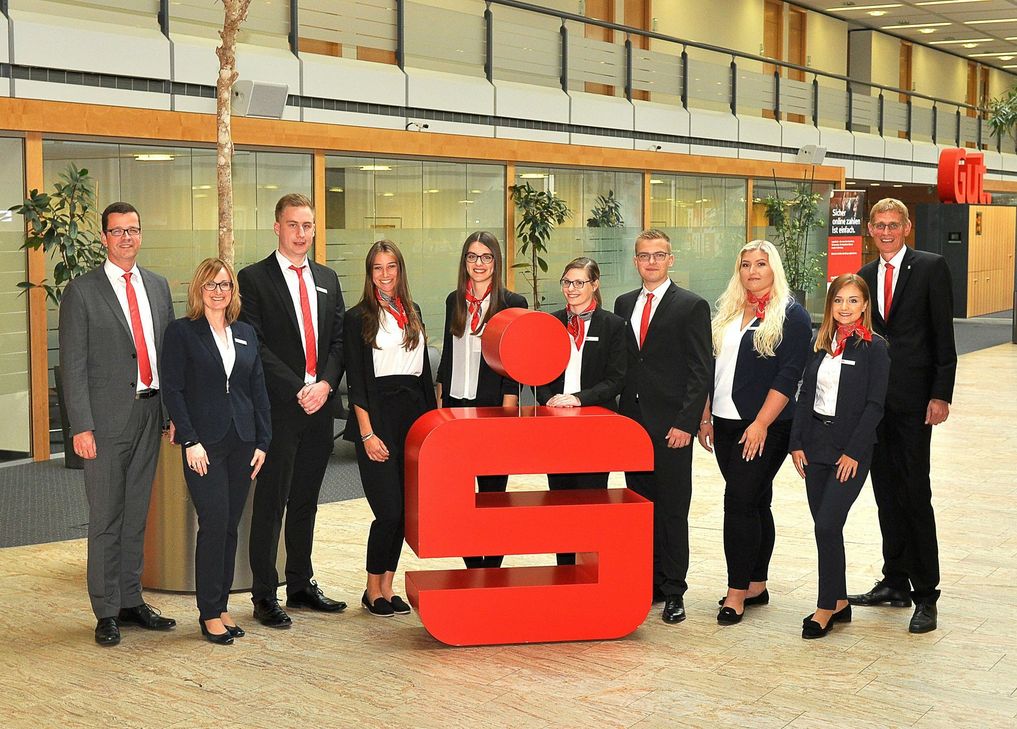 v.r.: Rainer Nickels, Jana Schmidt, Kristina Thor-mann, Niklas Pallien, Theresa Grund, Lena Hostert, Selina Haas, Robin Roth, Manuela Kohl und Stefan Krämer. Foto: KSK