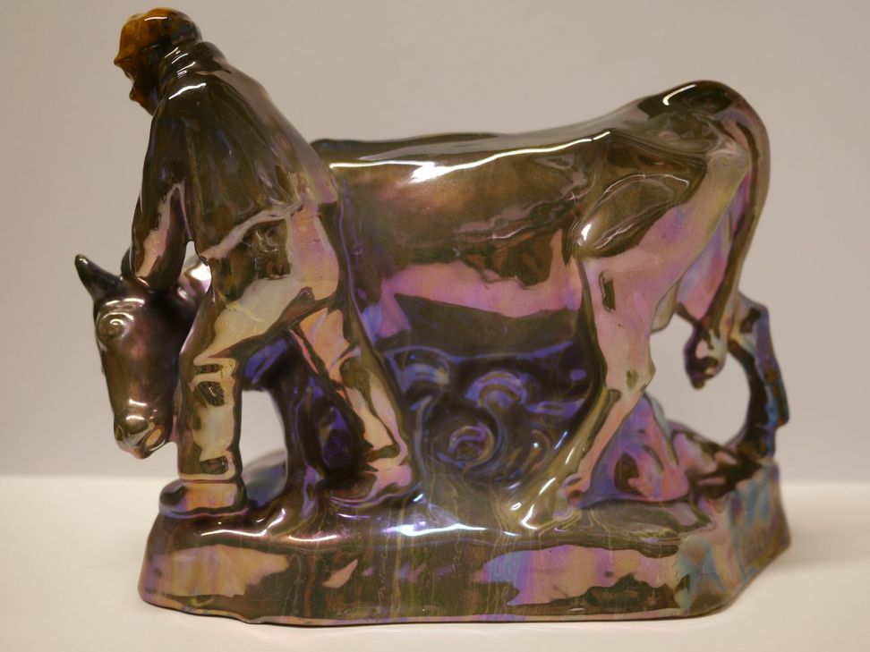 Bauer mit Kuh, figürliche Keramik, wahrscheinlich um 1910. Foto: Stadtmuseum Simeonstift Trier