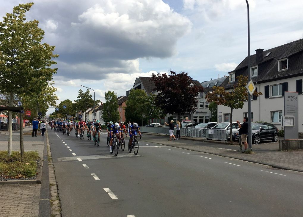 Kurze Zeit darauf - etwa vier Minuten später - nähert sich das Hauptfeld
