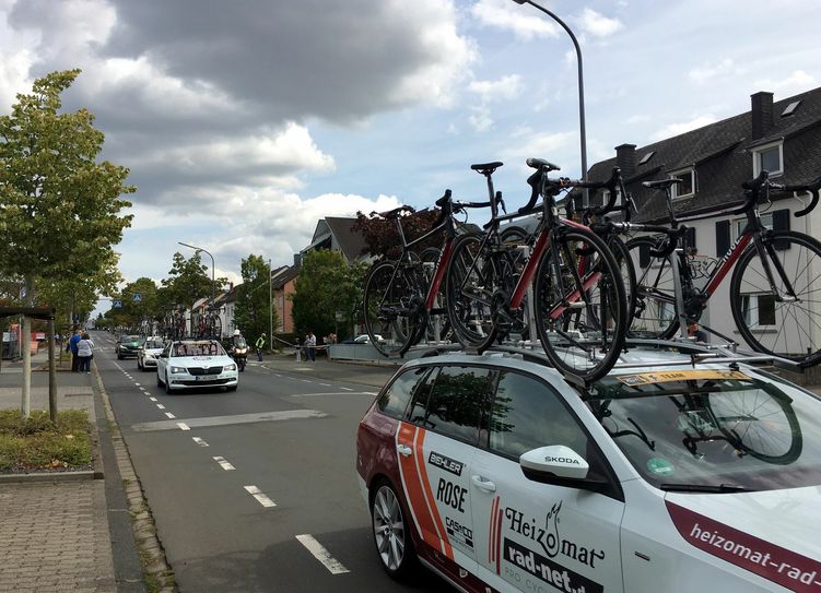 Begleitfahrzeuge der ersten Fahrer ...