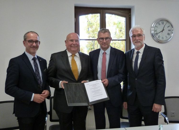 Freuen sich über die ISB Förderzusage (v.l.n.r.):  Bürgermeister Joachim Weber, Vorstandsvorsitzender Hartmut Schwiering, Ulrich Dexheimer, Vorstandssprecher der ISB, und Dr. Karl-Heinz Frieden, Stiftungsratsvorsitzender und Geschäftsführer des Gemeinde- und Städtebundes RLP bei der Übergabe der ISB Förderzusage. Foto: FF