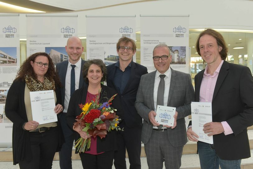 Schulleiterin Susanne Bortot (3.v.l.) und Bürgermeister Jorma Klauss (2.v.l.) freuen sich mit Vertretern der Gemeinde Roetgen und der Schulbaupreis-Jury über die Auszeichnung.