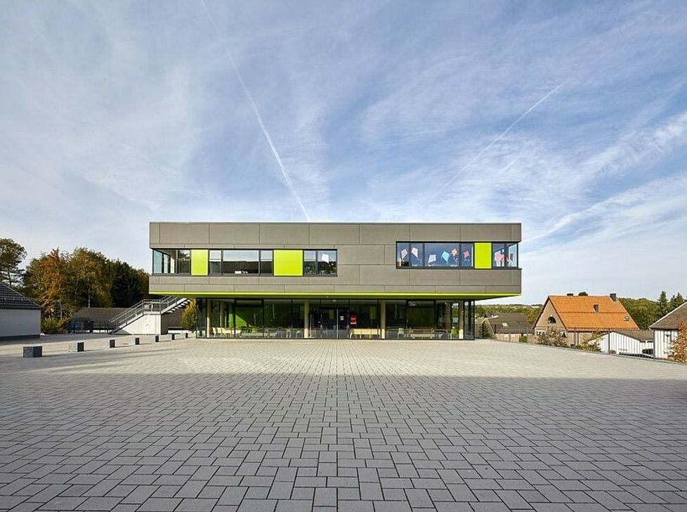 Laut Juroren des »Schulbaupreis NRW« ein beispielhafter Schulbau: Die erweiterte Grundschule in Roetgen samt Bürgersaal. Foto: Andreas Horsky