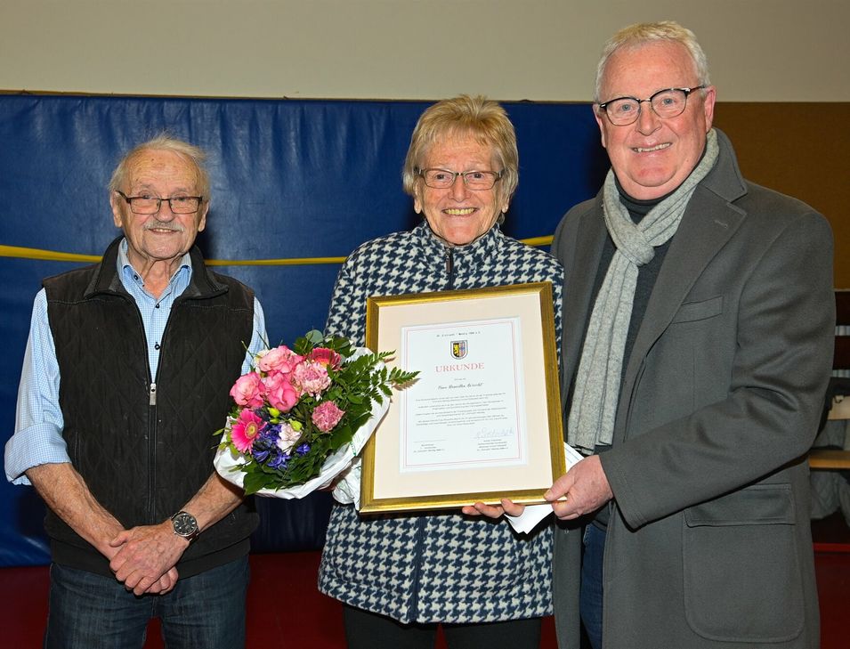 Roswitha Weicht wurde durch den 1. Vorsitzenden des SV Eintracht Mendig, Bernd Krayer (rechts), und den stellvertretenden Abteilungsleiter Turnen/Volleyball, Günter Tretschok, geehrt.