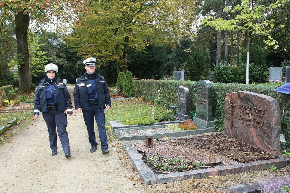 Armin Roos (r.) und seine Kollegin Agnieszka Kawecka bei einem Kontrollgang auf dem Hauptfriedhof. Foto: Amt für Presse und Kommunikation der Stadt Trier