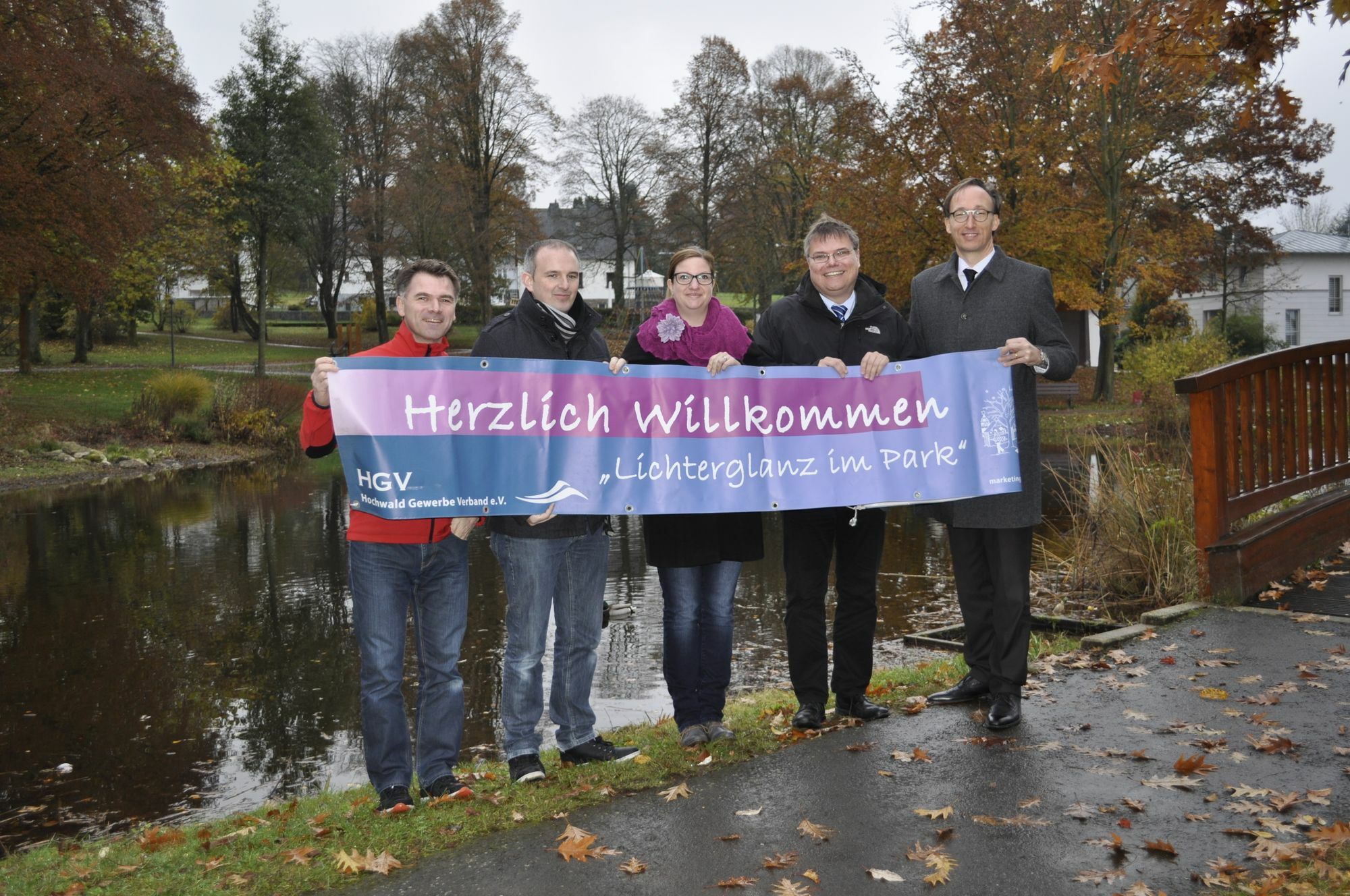 Freuen sich auf »Lichterglanz im Park« (von links): HGV-Sprecher Dieter Nels und Markus Weicherding, Marketing-Assistentin Stefanie Schömer, Stadtbürgermeister Dr. Mathias Queck und HGV-Sprecher Christian Kruchten. Foto: Fischer
