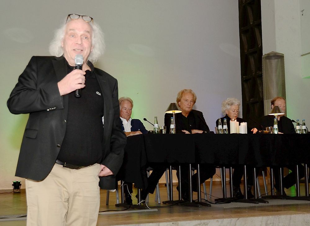 Es war ein großartiger literarischer Abend, den die Lit.Eifel dem verstorbenen Werner Biermann und 120 seiner Fans in der Konviktkapelle bereitete. Regie führten Helmut Lanio (ganz links) und Bernt Hahn (ganz rechts). Foto: Manfred Lang/pp