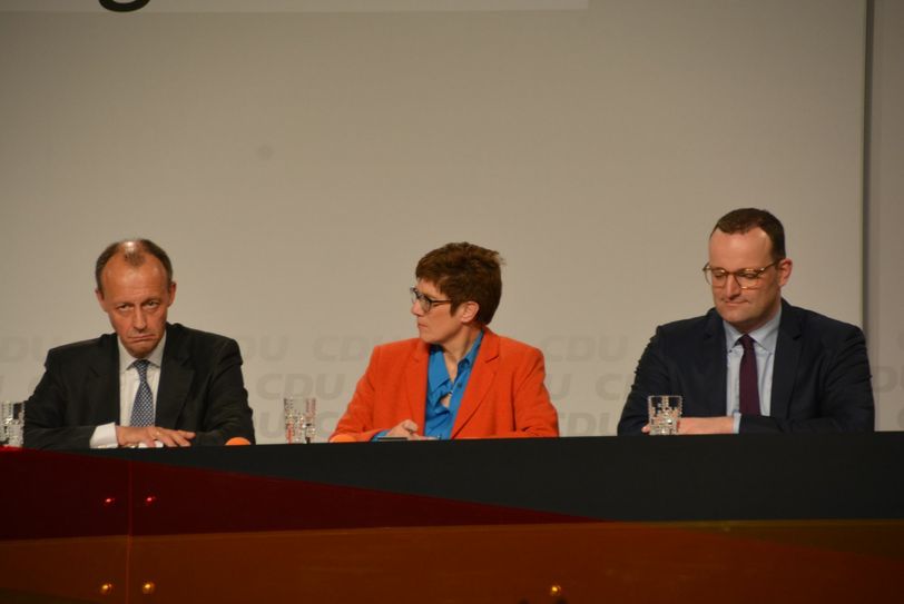 V.re.: Jens Spahn, AKK, Friedrich Merz in der Messe Idar-Oberstein. Fotos: Klaus Desinger