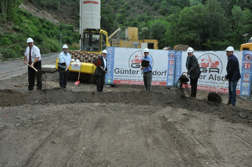 Mit einem symbolischen Spatenstich ist die Bauphase der neuen K 18 gestartet.