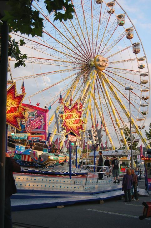 Riesenrad fahren – das geht zwar nicht in Wittlich, aber  in Bernkastel-Kues. Gefeiert werden kann in der Säubrennerstadt und der Mosel-Region ebenfalls im kleineren Format.                   Foto: Baumann/Archiv
