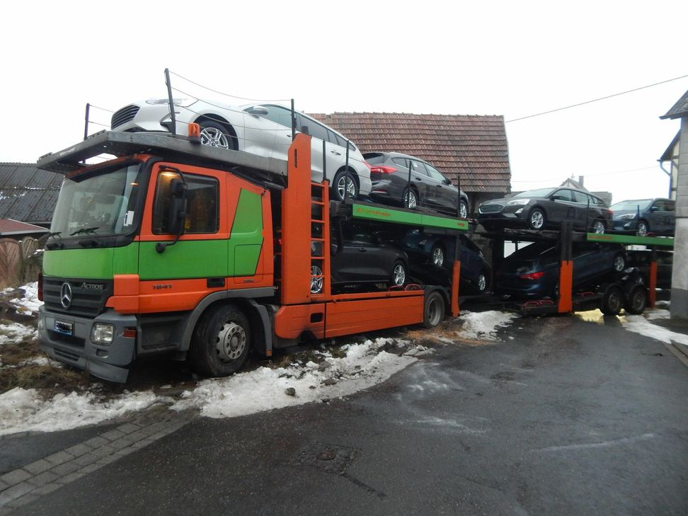 Die Zugmaschine des Autotransporters hatte sich im weichen Boden festgefahren. Foto: Polizei