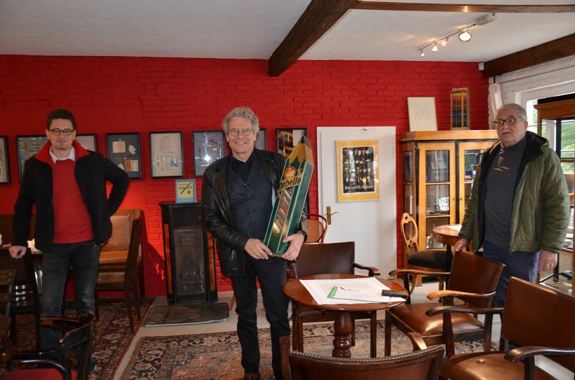 Lars Harmens hat mit seinem »Bleistift-Salon« im Weißen Pferdchen der Familie Schruff in Mützenich eine Bleibe gefunden, die zur Begegnungsstätte werden soll. Foto: T. Förster