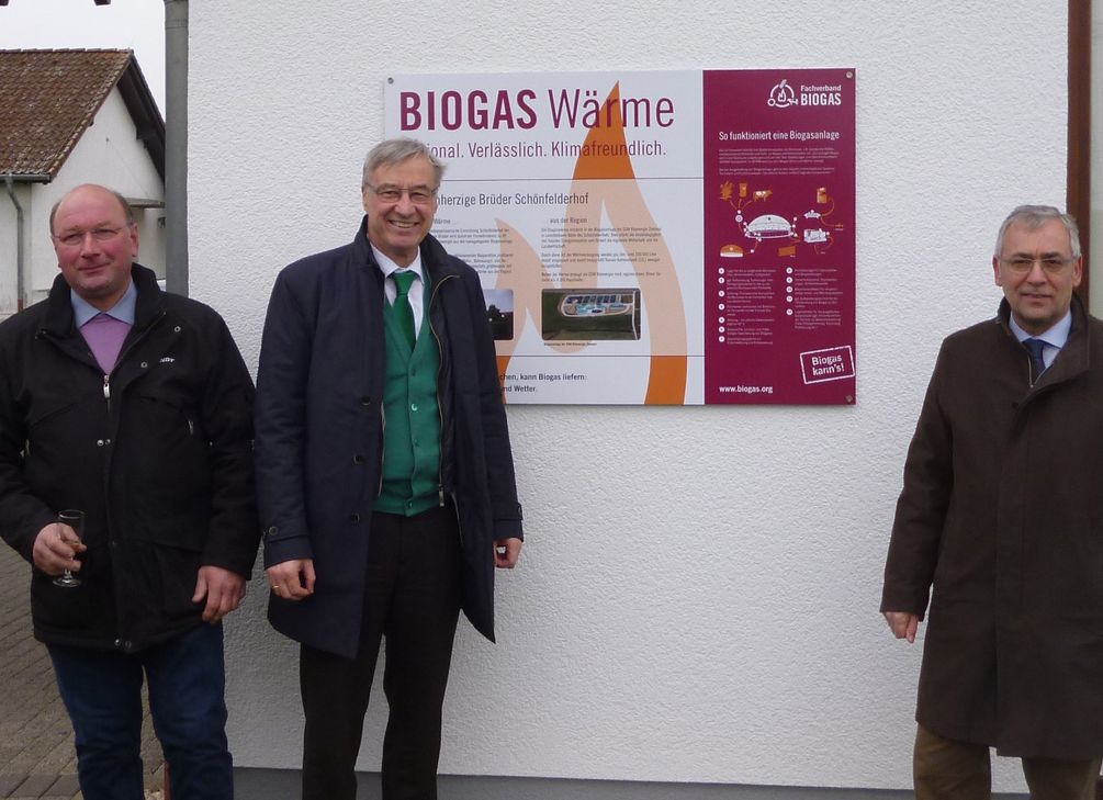 Hans Josef Götten, Thomas Griese und Werner Schmitz. vor dem Biogaswärme-Schild. Foto: Fachverband Biogas