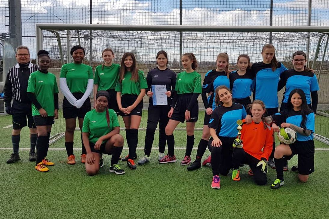 Meisterhaft: Die Fußballerinnen der St. Ursula Realschule in Monschau (r.) haben den Städteregionspokal in der Wettkampfklasse II geholt. Foto: Sabrina Scheer