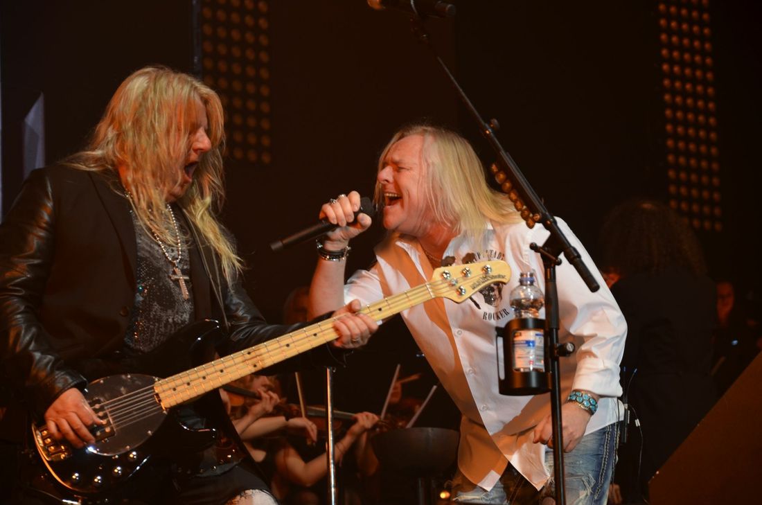 Mat Sinner, hier mit Uriah-Heep-Sänger Bernie Shaw. Foto: Gerhard Kuhn