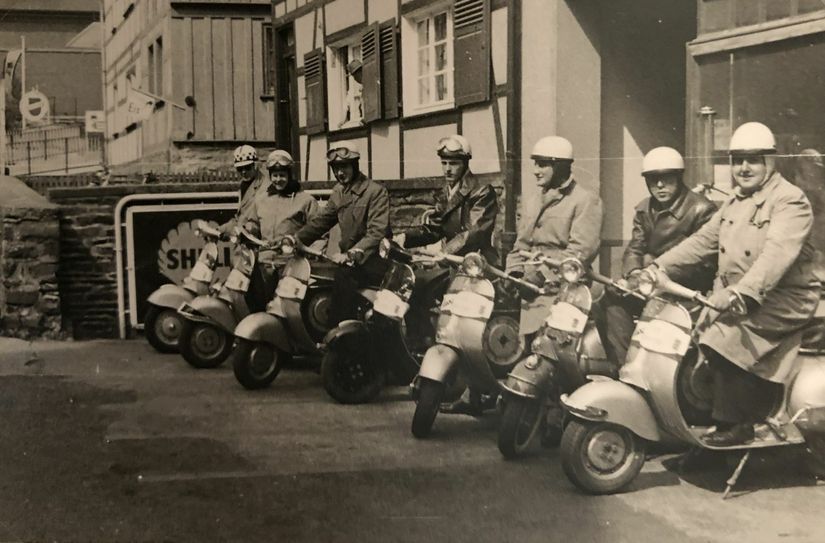 Diese jungen Burschen aus Monschau waren schon Ende der 1950er Jahre von der »Vespa« fasziniert und gründeten einen Vespa-Club. Das Foto entstammt dem unerschöpflichen Fotoarchiv von Manfred Brandenburg aus Monschau.