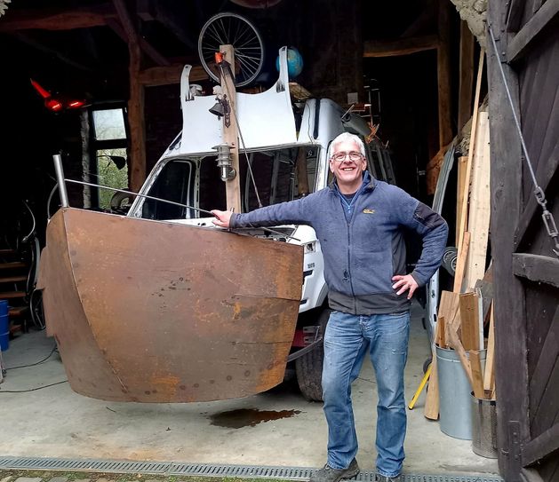 Peter Ratz arbeitet gerade an seinem neuen Projekt, einer »Galeere«, die nur aus Schrott besteht. Er schuf mit ihr aus dem Müll der Flutkatastrophe etwas Neues.