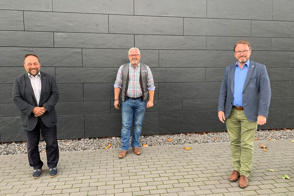 Alfred Schomisch (links) und Albert Jung (Mitte) bedankten sich bei Wolfgang Treis für sein Engagement als Vorsitzender.
